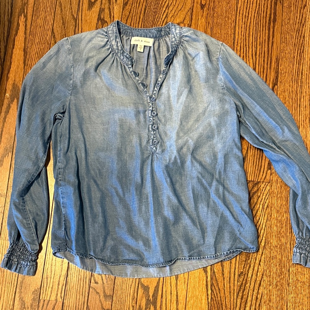 Cloth & Stone Anthropologie  Denim Blue Henley Top with Ruffle Trim size small